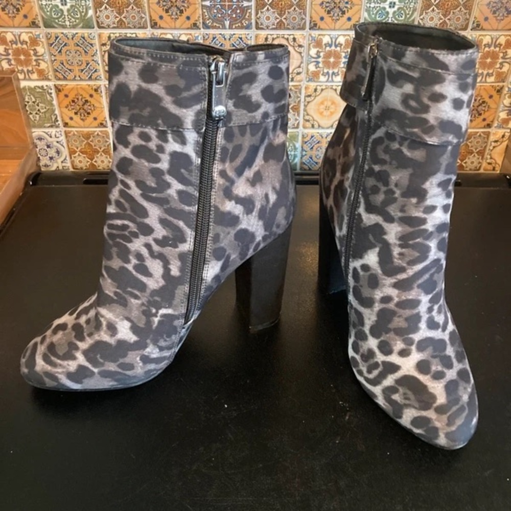 Stylish Gray Leopard Print Heeled Boots